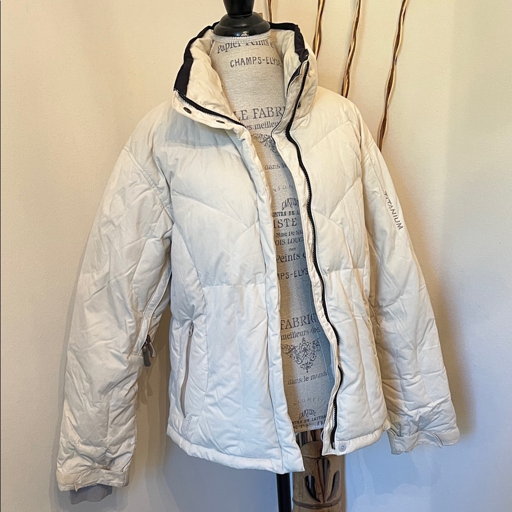 Women's Cream Puffer Jacket. Ivory in Color. Size XL Ladies. In good condition.
